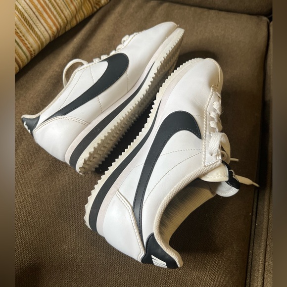 Nike Cortez Leather Women Shoes White Black Basic Classic Athletic Sneakers - Picture 3 of 12